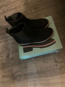 Women boots size 9