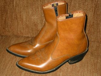 7 or 8 measures10L 3, 4W Mens short boots, left heel needs glued down $8