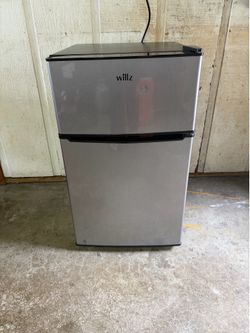 Willz 3.1 Cu. Ft. Mini Refrigerator with Freezer – Excellent Condition