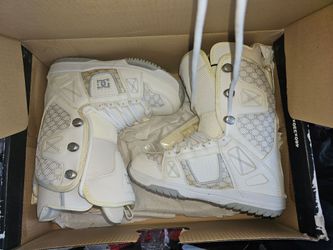 Size 7 women's snowboarding shoes