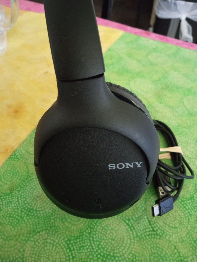 SONY HEADPHONES WIRELESS BLUETOOTH NOISE CANCELLING STEREOS 
