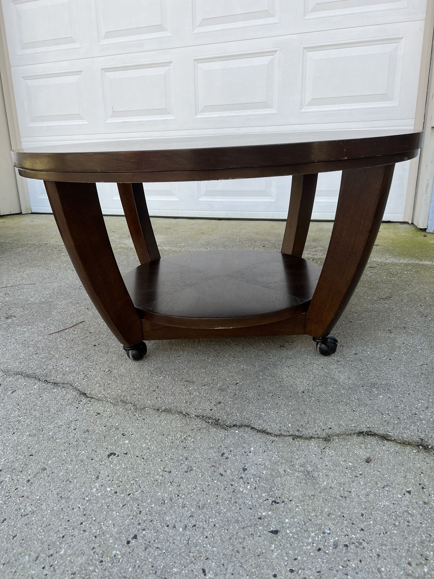 ROUND COFFEE TABLE On Castors.