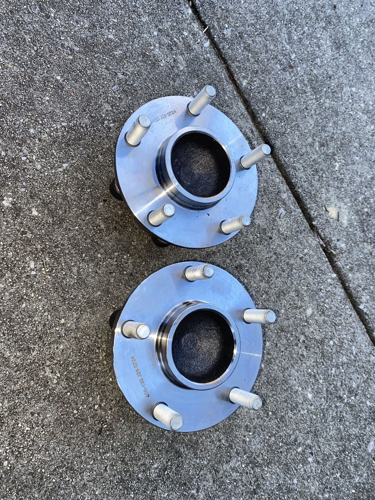 2005 Infiniti G35 RWD Front Wheel Hubs