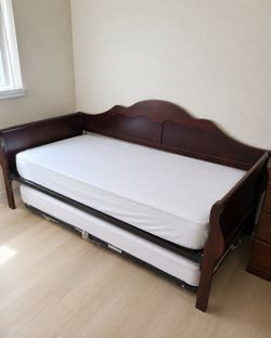 Daybed with Popup trundle