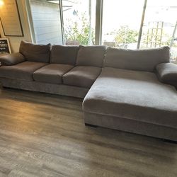 Bermuda Cloth Brown/Dark Gray 2-piece couch w/chaise lounge