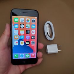 iPhone 7 - UNLOCKED - Like New 