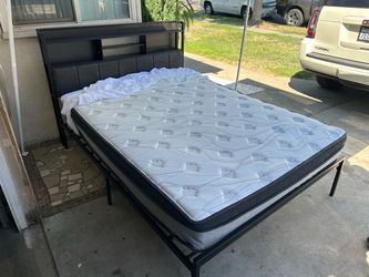 CAMA QUEEN SZ DE MADERA Y METAL CONECTORES DE LUZ EN CABECERA TAPIZADA EN GRIS CON COLCHÓN 12” USADA BUENA CONDICIÓN