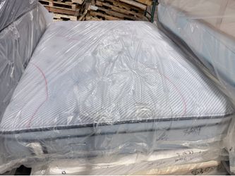 Queen mattress Sealy posturepedic pillowtop