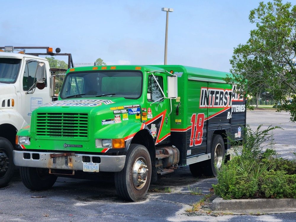 2000 International battery truck with racecar logos still on it runs and drives.