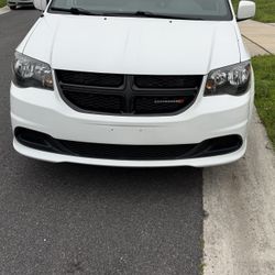 2017 White Dodge Caravan 