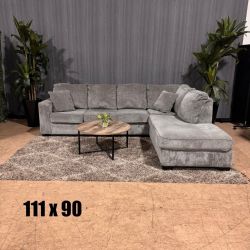 🛋️ Ashleys Soft Gray Sectional Sofa (Delivery Available!! )