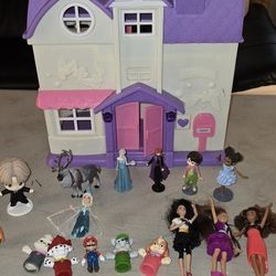 Casa y varias figuras