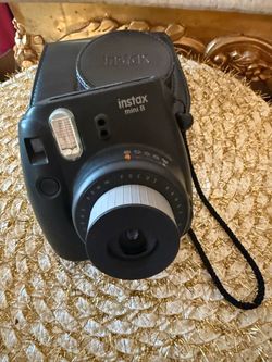 NEW FUJI INSTAX MINI 8 BlACK CAMERA WITH STRAP AND CASE TESTED WORKS