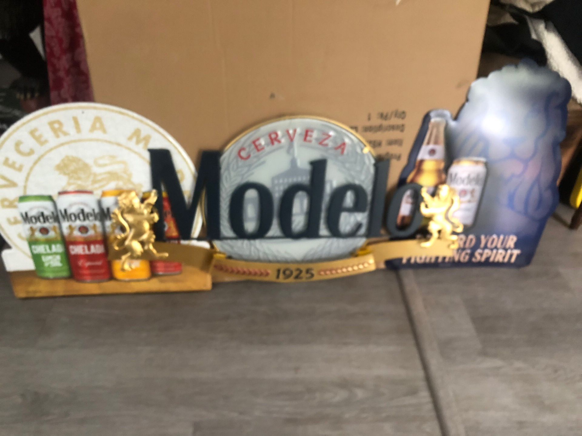 Modelo (3) Tin Signs