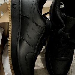 Mens BRAND NEW AIR FORCE ONE WITH GUM BOTTOM SIZE 9 🚩‼️‼️ $120 Mens BRAND NEW AIR FORCE ONE WITH GUM BOTTOM SIZE 9 🚩‼️‼️ $120 