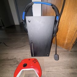 Xbox One Series x With Headset And Controller