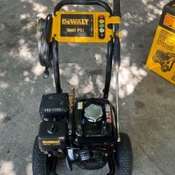 DEWALT 3600 PSI at 2.5 GPM HONDA GX200  Cold Water Professional Gas Pressure Washer