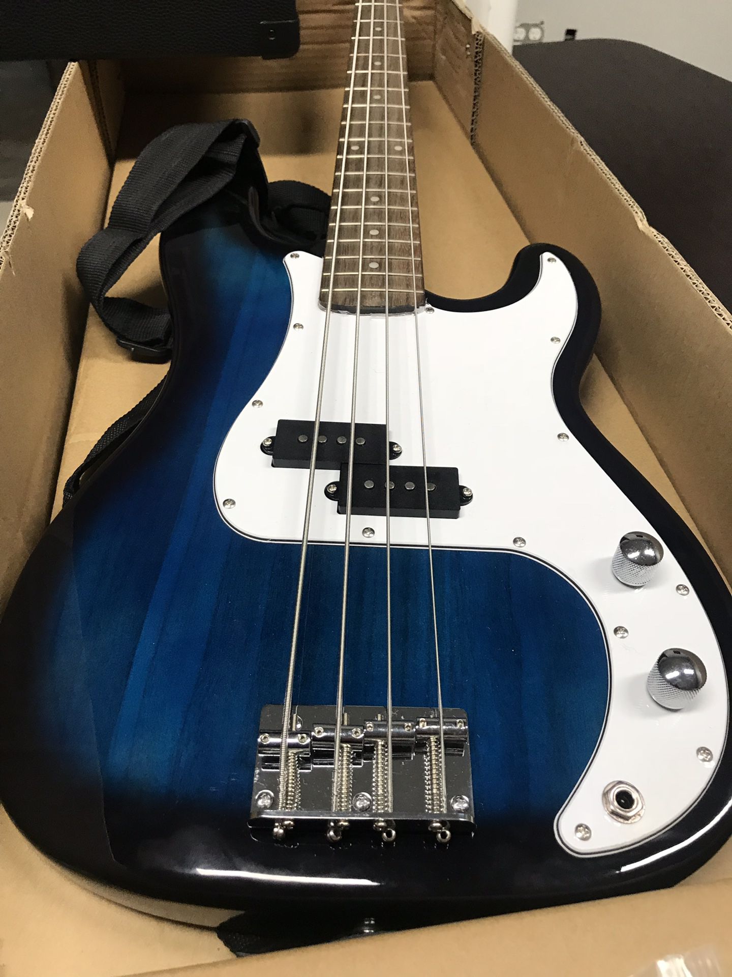 Bass electric guitar brand new !! Never used !