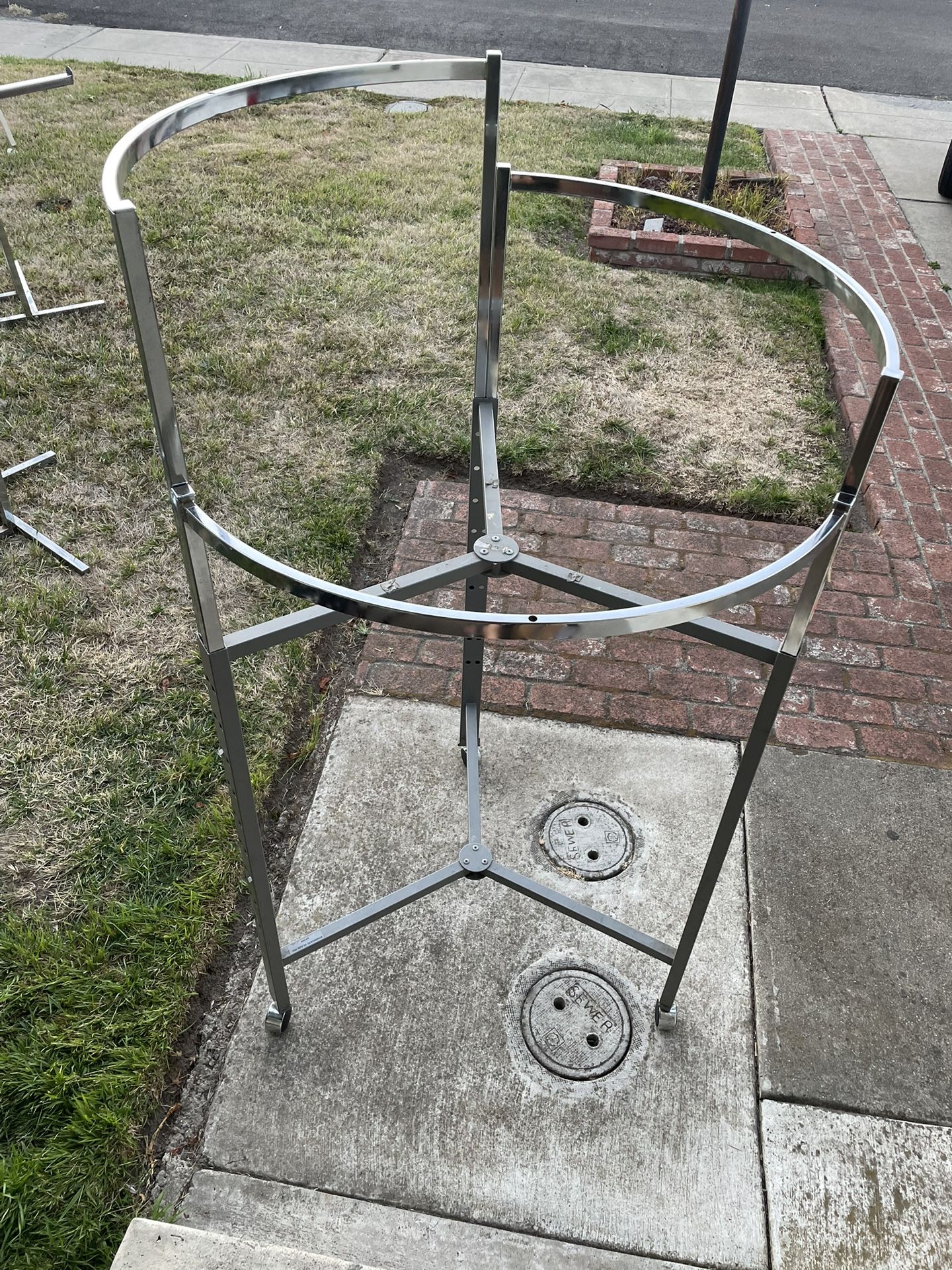 Round Adjustable Clothing Rack