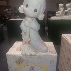 Isnt He Precious Precious Moments Figurone