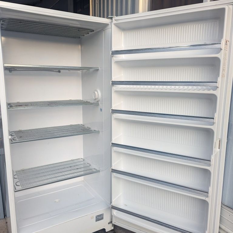 Upright Freezer Kelvinator 21.2 Cubic Feet Like New for Sale in