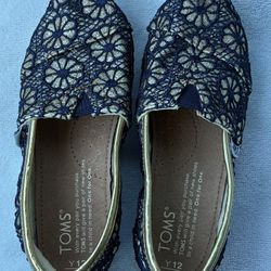 Girl TOMS