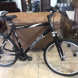 Giant Yukon.   24 Velocidades. Aluminum 