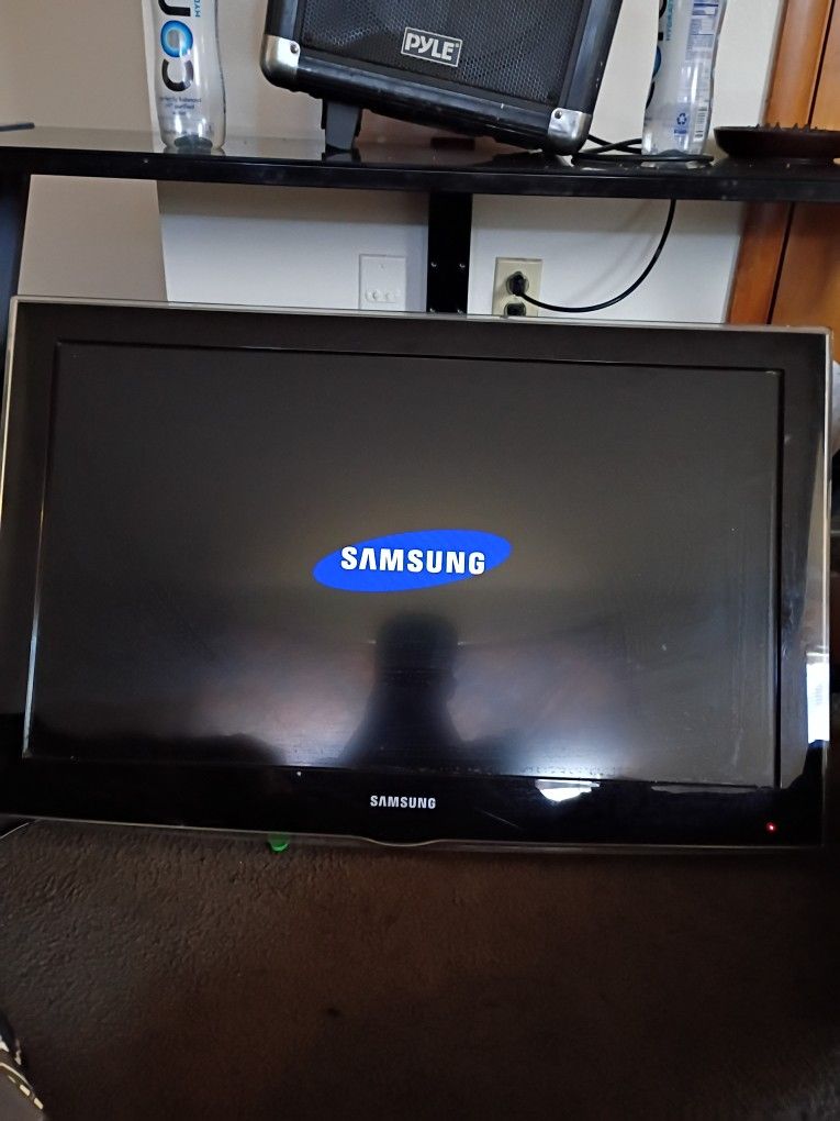 Samsung 32 Inch Non Smart TV But Works Excellent