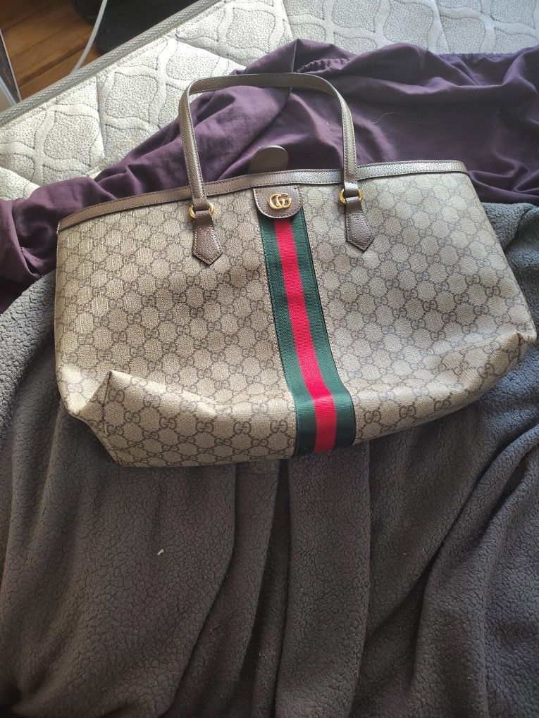 like new Gucci supreme bag gg made in italy hears the serial (contact info removed)46