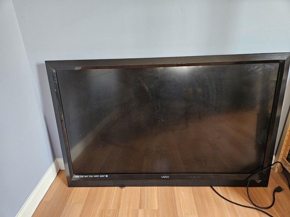 QUICK SELL - 42 inch VIZIO TV + Wall Mount