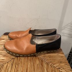 Women’s Sabah Tan and Black Leather Loafers Size 10.5