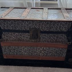 ANTIQUE VICTORIAN BLACK & WHITE FLORAL EMBOSSED TIN TRUNK 