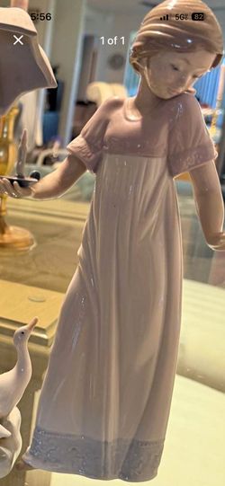 Porcelain Lladro Nao. Precious Girl In Long Dress Or Nightgown With Candle In Hand. LLADRÓ Nao Statue. Vintage. Retired. Made In Spain. Perfect.