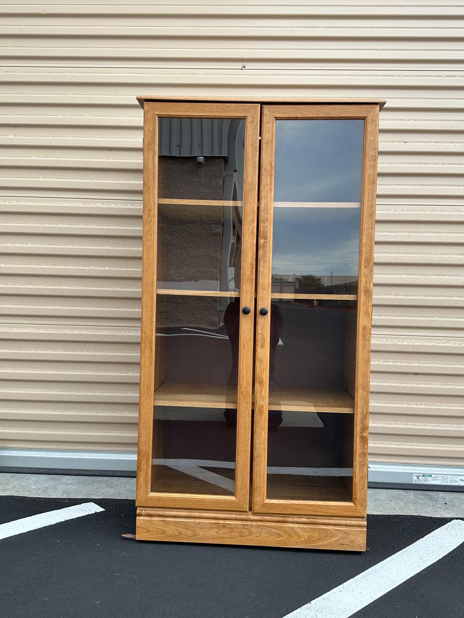 Wood cabinet with glass doors/gabinete de Madera con puertas con vidrio