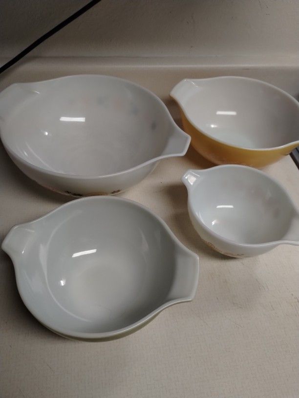 Pyrex Ovenware (4) Bowls. Various Sizes & Colors