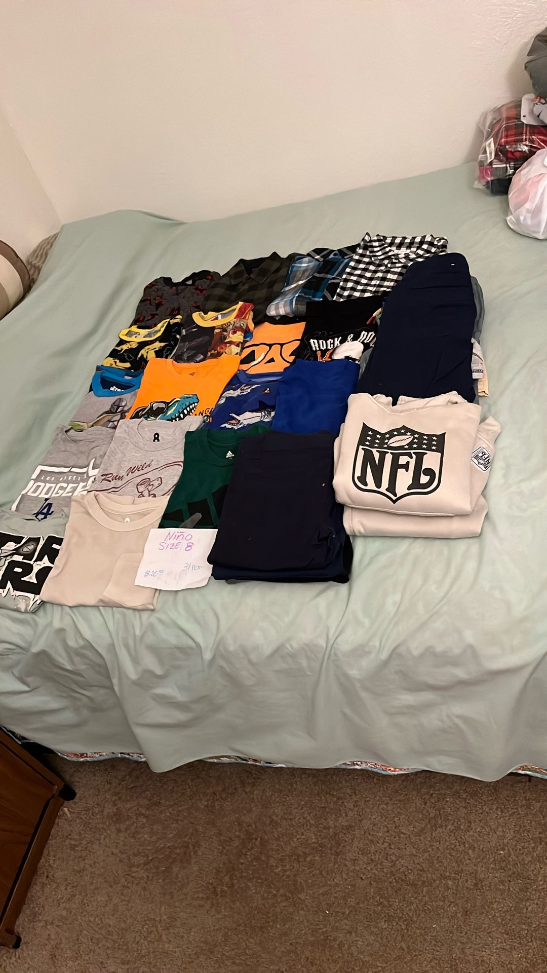 Ropa para  niño . Talla 8. 31 Piezas. $20 dlrs.