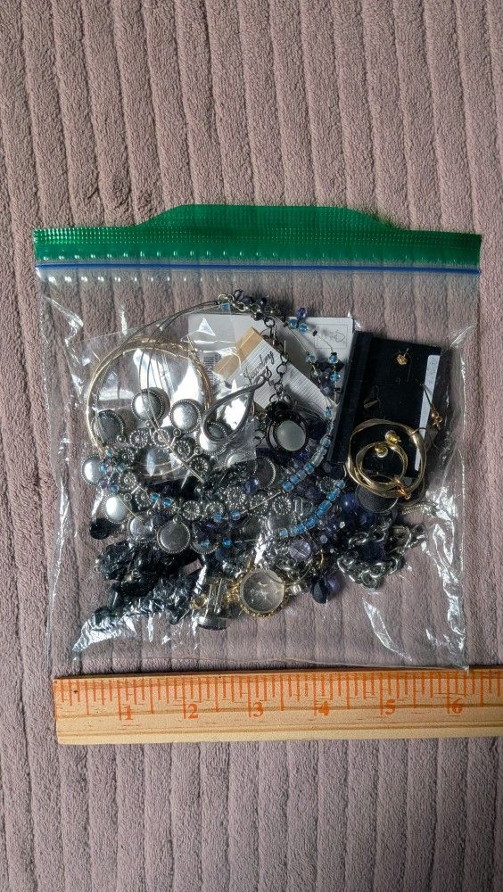 Mixed Lot Fashion Bijouterie: Bracelets, Rings, Necklaces, Earrings