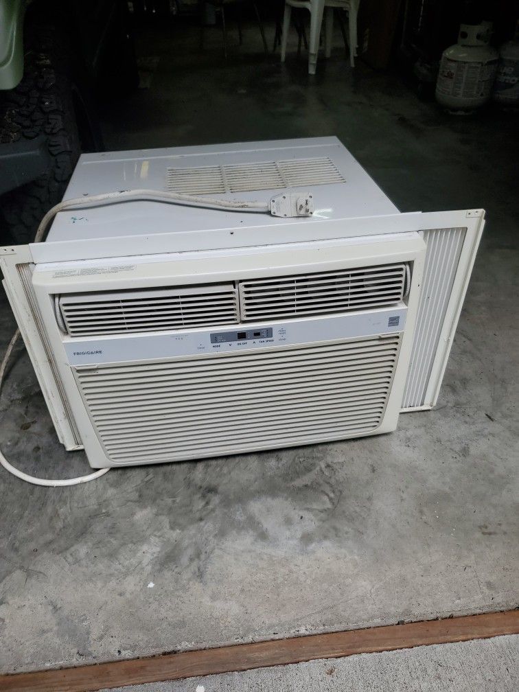 Frigidaire Air Conditioner 25000 BTU