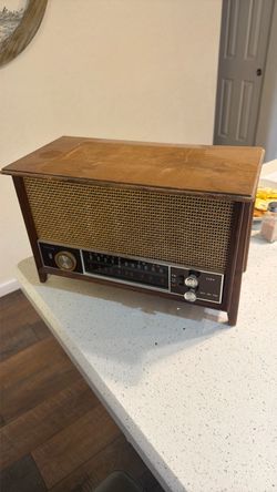 Vintage 1963 Zenith Long Distance Wood Tube Radio | Model K731 works great!