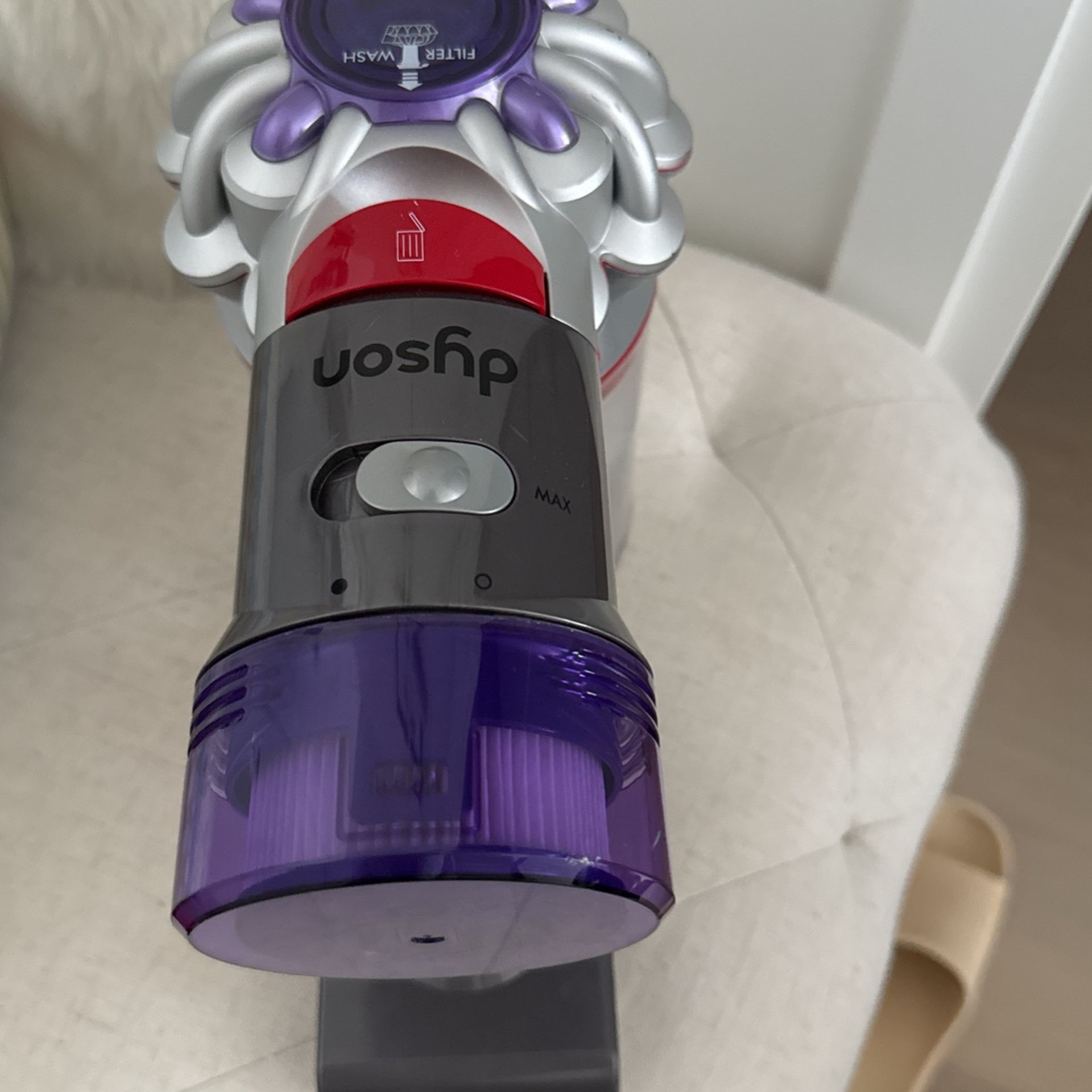 Dyson V8 Vacuum Like new Condition)