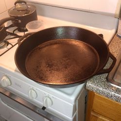Lodge 17-in Preseason Cast Iron Pan