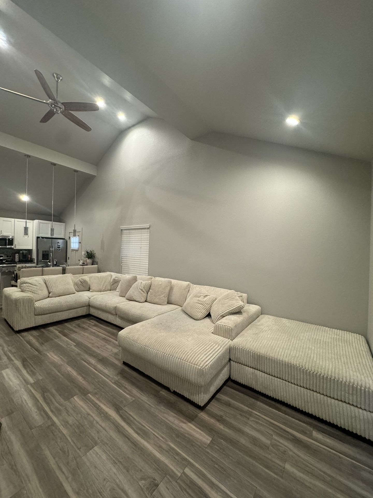 White Lindyn Sectional