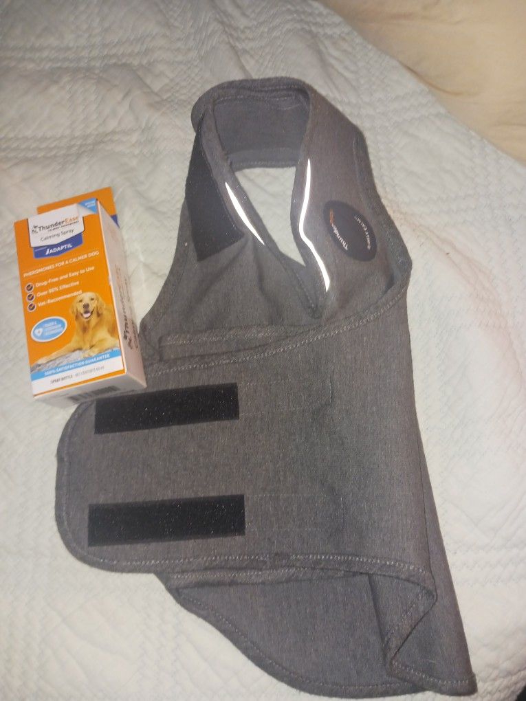BRAND NEW THUNDER SHIRT SZ MED AN CALMING SPRAY 20 SET JUST SPRAY COST 35 JACKET 50