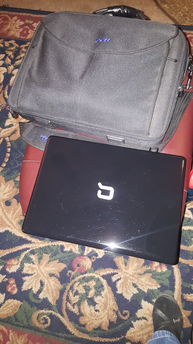 COMPAQ COMPUTER W/CANVAS CARRING CASE I AM SELLING FOR PARTS AS-IS.
