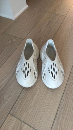 Yeezy Foam Runner Bone size 6 women