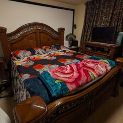 Bedroom Set Real Wood, Excellent Condition 