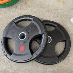 Signature Fitness 3-Grip Olympic Rubber Weight Plates, 45LB, Black with Red Label, Pair 