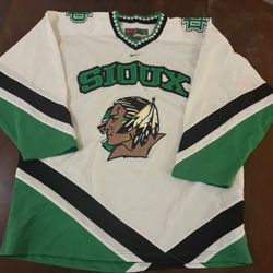 VTG North Dakota Fighting Sioux Hockey Jersey Size XL Center Swoosh WCHA