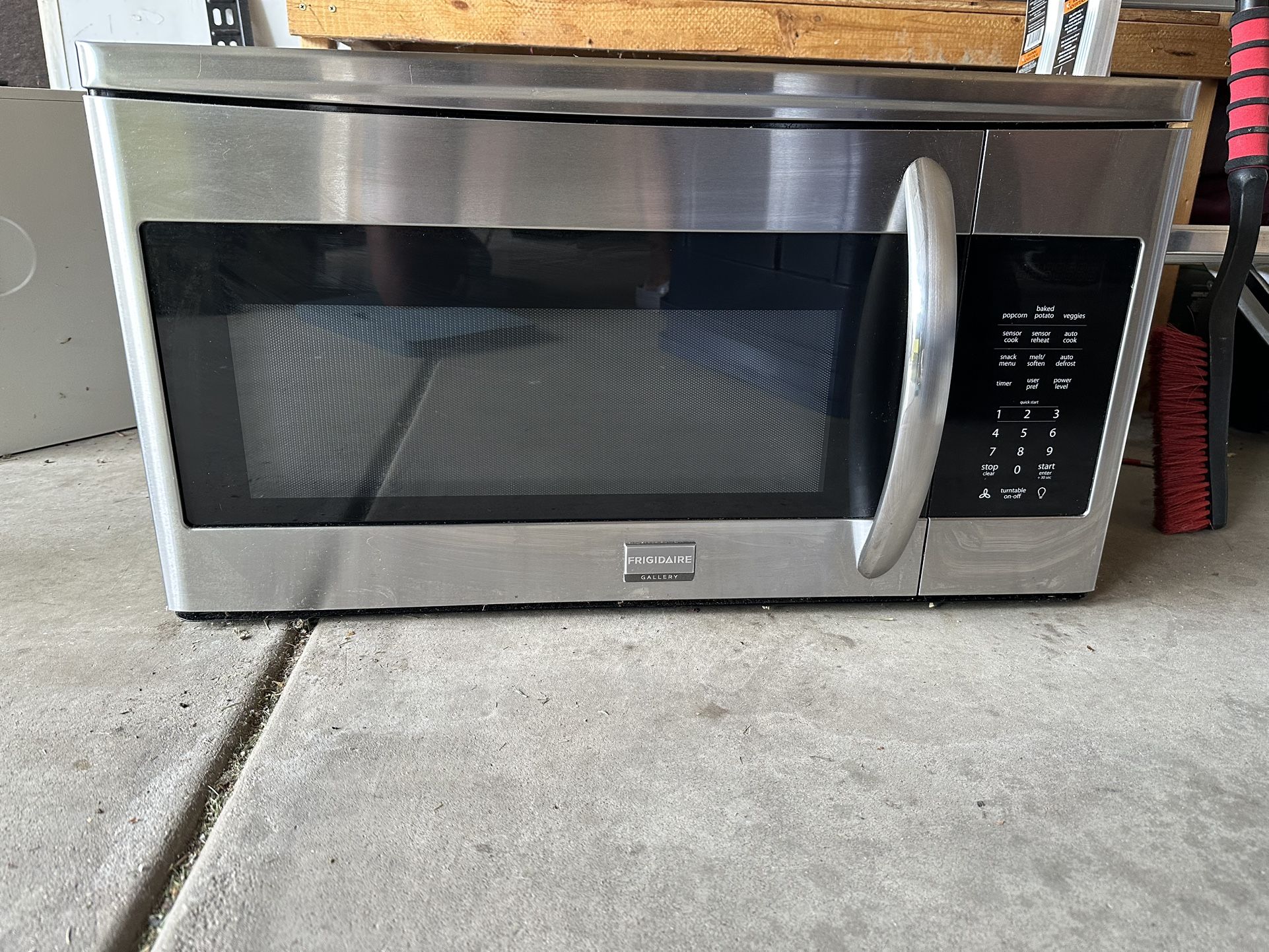 Frigidaire Under cabinet Microwave