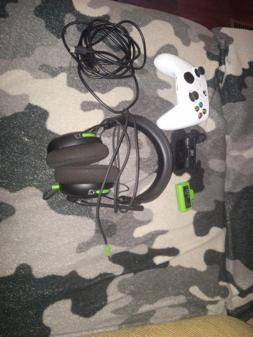 Xbox Wireless Controller With Rechargeable Battery And A Mic And A Charger For The Battery 